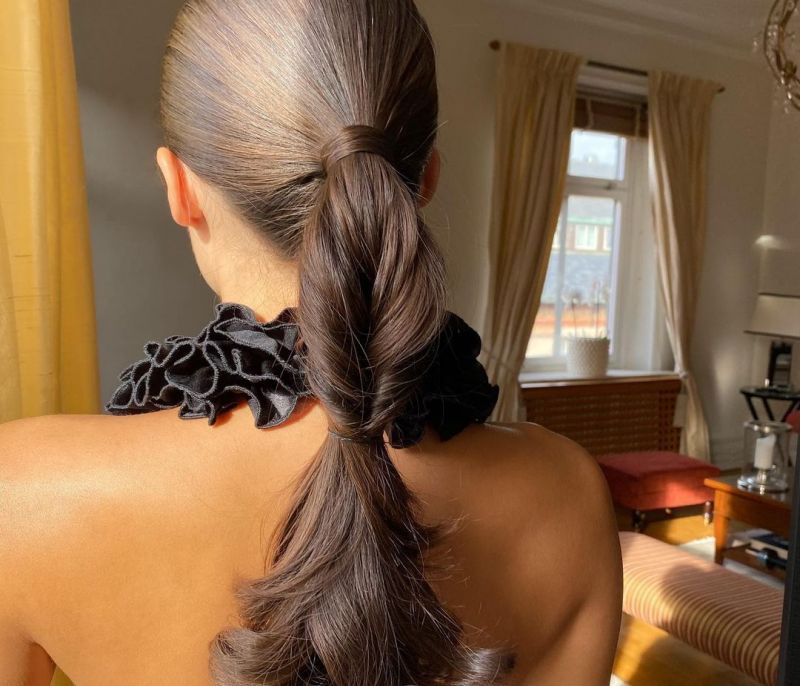 The fishbone braid: Δες πώς θα φτιάξεις αυτήν τη chic και ιδιαίτερη αλογοουρά