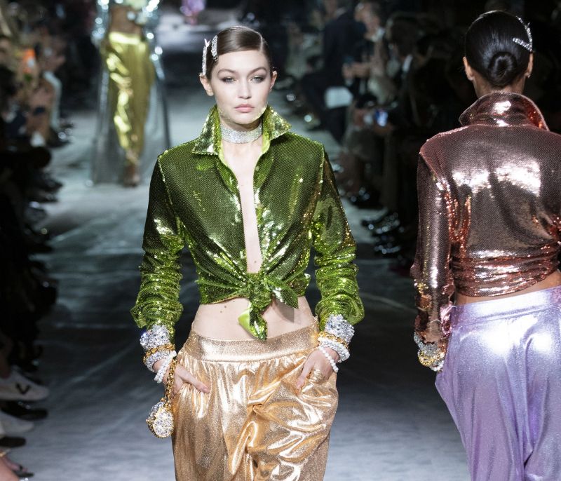 Disco Fever: O Tom Ford κλείνει το NYFW με μια συλλογή εμπνευσμένη από την δεκαετία του '70