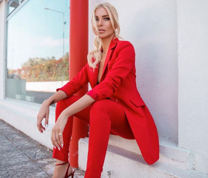 Red passion! Η Κατερίνα Καινούργιου με το ωραιότερο office look (photos)