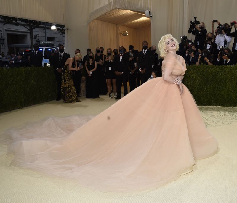 Met Gala 2021: Οι εντυπωσιακές εμφανίσεις στο κόκκινο χαλί που έστρεψαν πάνω τους τα φλας