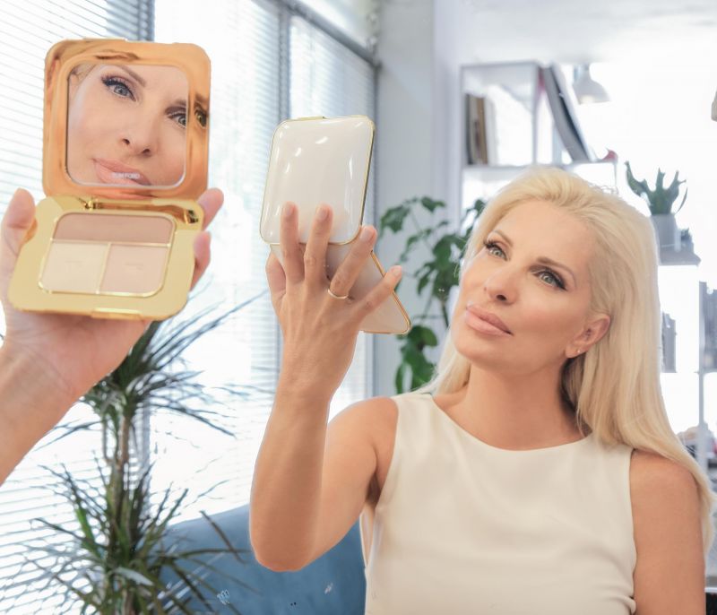 Estée Lauder Companies: Η Ελένη Μενεγάκη πρέσβειρα στην καμπάνια για τον καρκίνο του μαστού