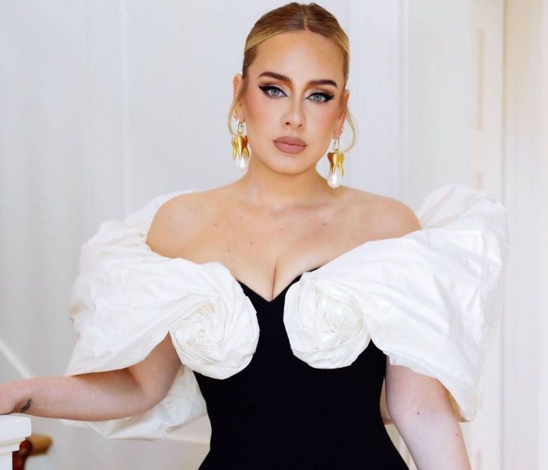 Η Adele ποζάρει σαν άγγελος με φόρεμα Schiaparelli και τον σύντροφό της (photos)
