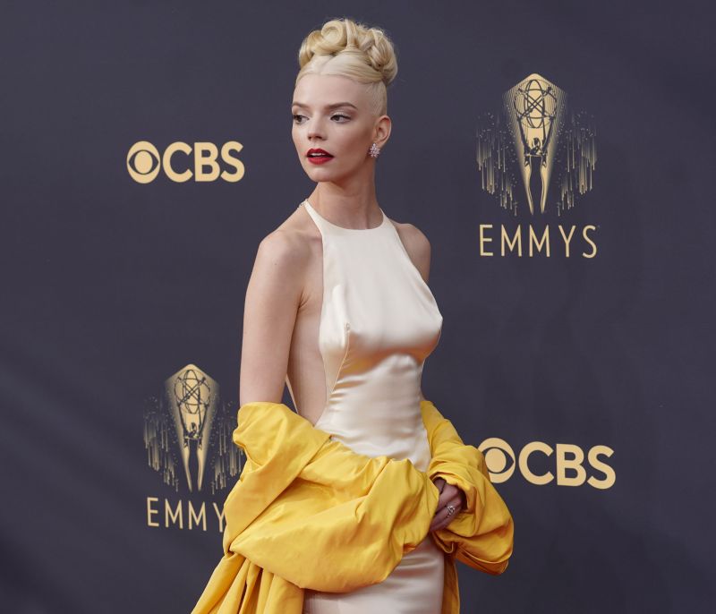 Emmys Inspo: Η Anya Taylor Joy με red lips και τέλεια φρύδια! Ό,τι χρειάζεσαι για αυτό το φθινόπωρο