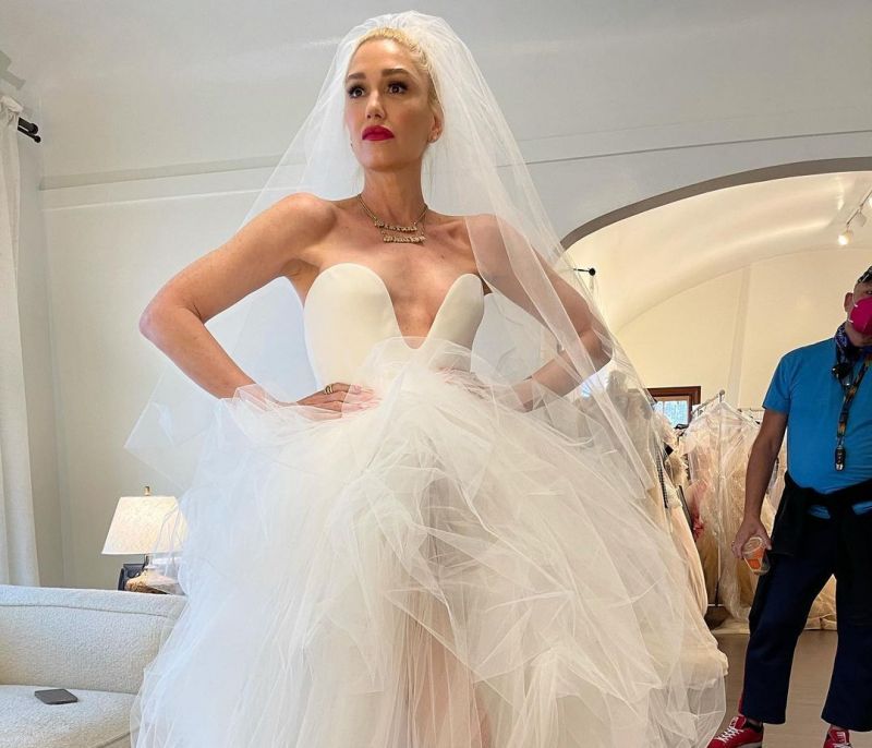 Η συγκινητική στιγμή που η Gwen Stefani βρήκε το νυφικό των ονείρων της (video)