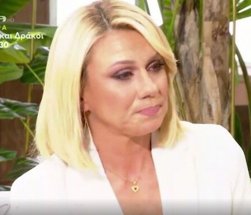 Λύγισε η Καραβάτου: «Όλους αυτούς που προσπάθησαν να μου κάνουν κακό εγώ τους κοιτάω στα μάτια»