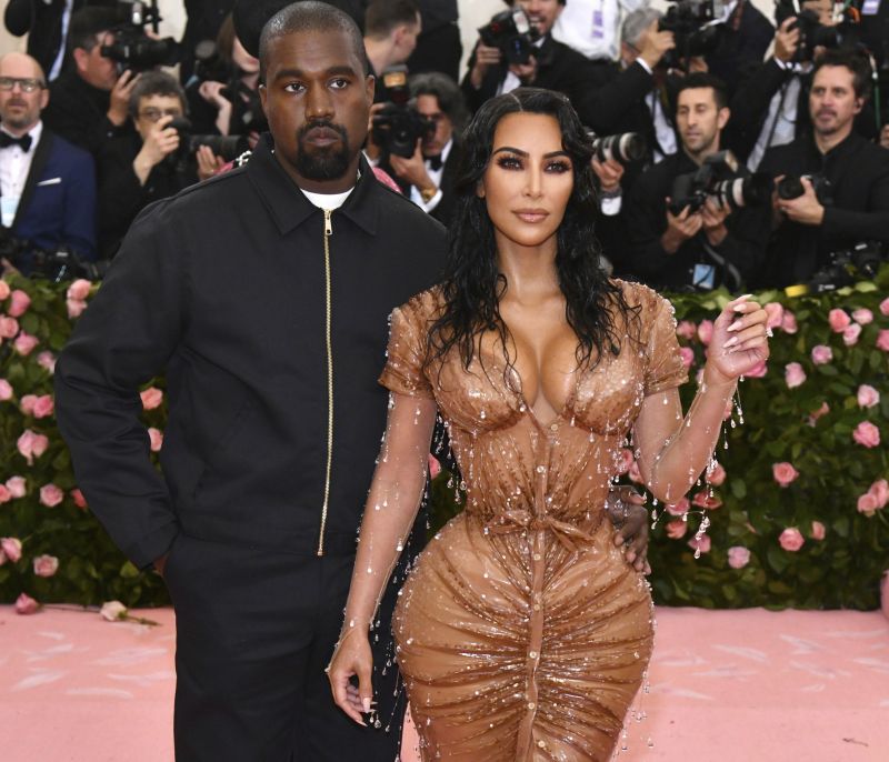 Kanye West: Αποκαλύφθηκε το όνομα της τραγουδίστριας με την οποία απάτησε την Kim