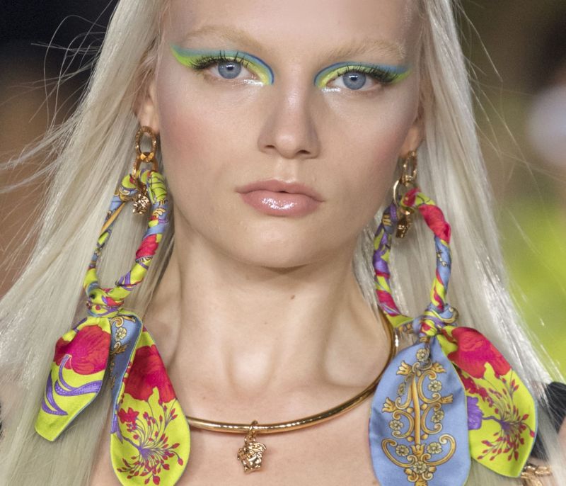 Versace SS/22: Στο show πoυ κράσαρε το internet είδαμε ένα μακιγιάζ όνειρο (+το προϊόν κλειδί)
