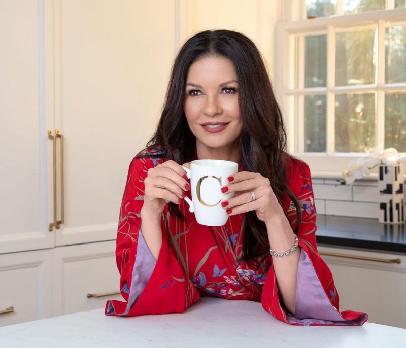 3 DIY beauty hacks στα οποία… ορκίζεται η Catherine Zeta Jones (με υλικά που έχεις στην κουζίνα)