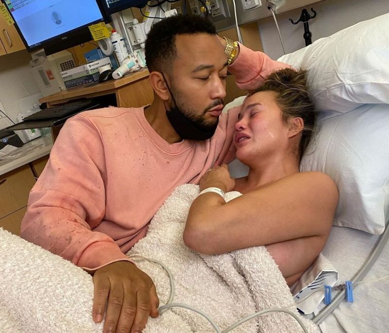 Chrissy Teigen: Ο θρήνος για τον έναν χρόνο από την απώλεια του γιου της Jack