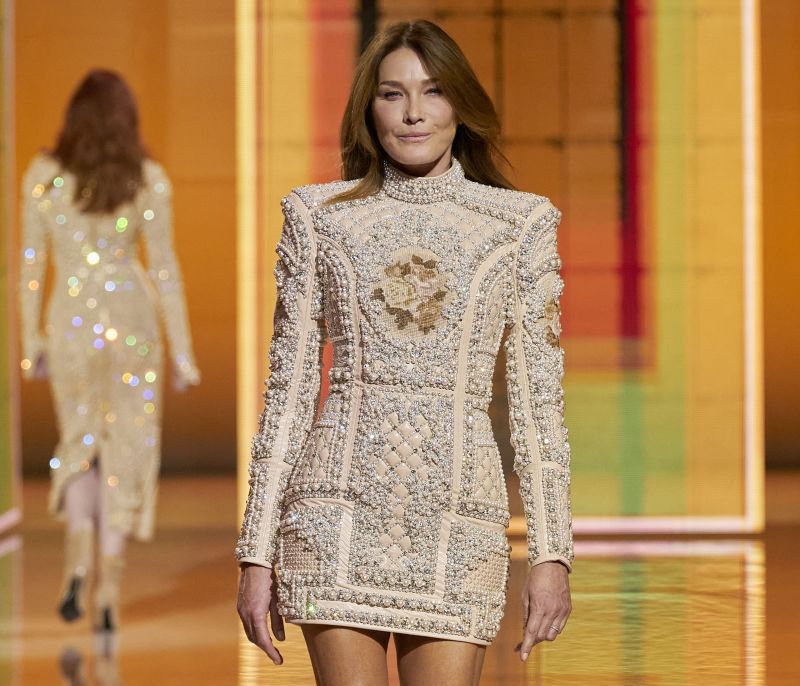 PFW: O Olivier Rousteing γιορτάζει 10 χρόνια στον οίκο Balmain με ένα φαντασμαγορικό show