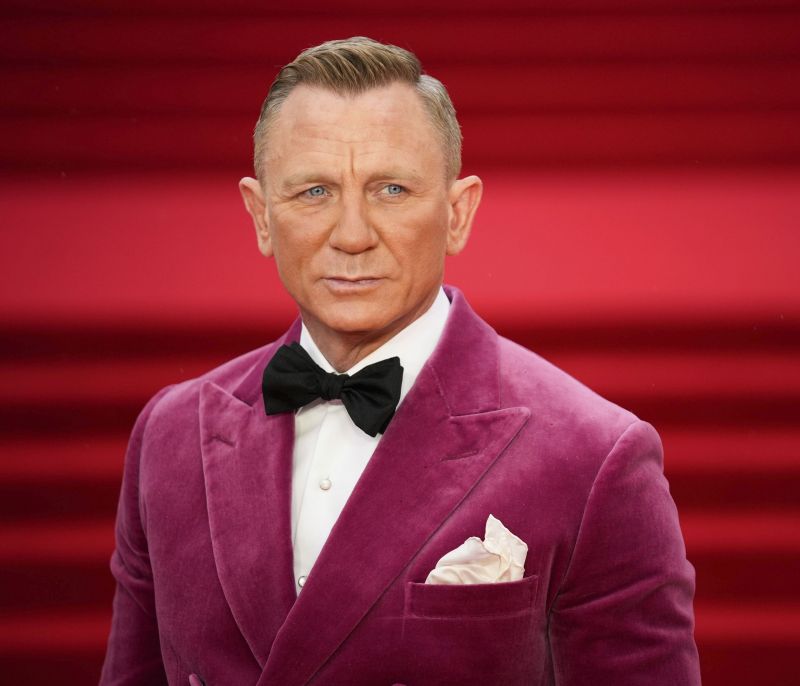 Ο Daniel Craig αποκτά αστέρι στο Walk of Fame δίπλα σε έναν άλλο James Bond
