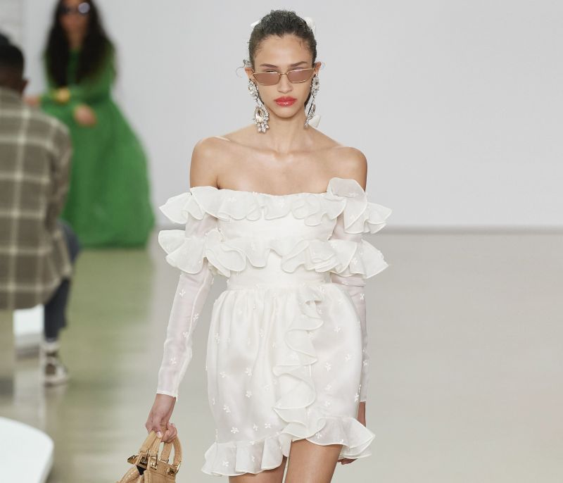 Giambattista Valli S/S 2022: Μια ρομαντική συλλογή στην πιο ρομαντική πόλη του κόσμου