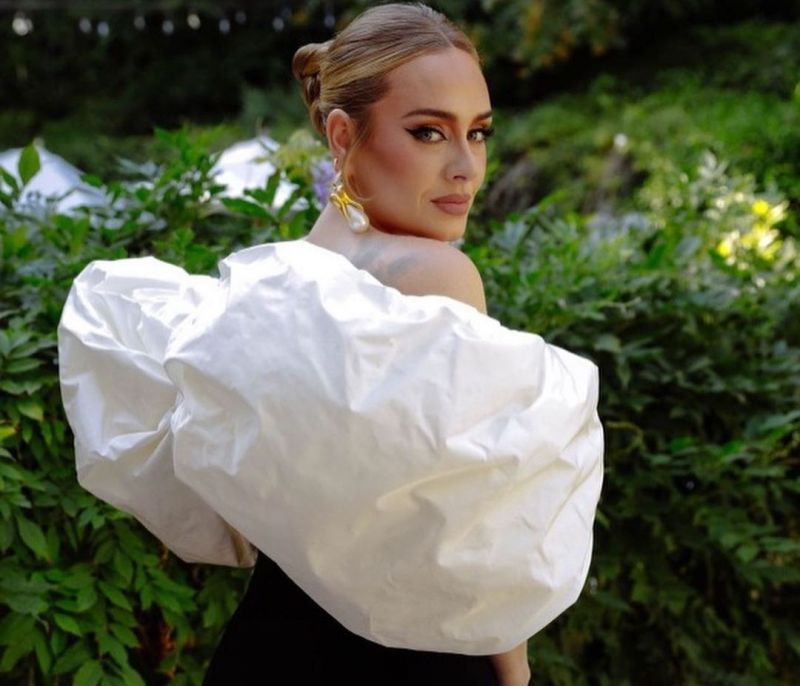 Η Adele πιο εντυπωσιακή από ποτέ στο εξώφυλλο της Βρετανικής Vogue (photos)