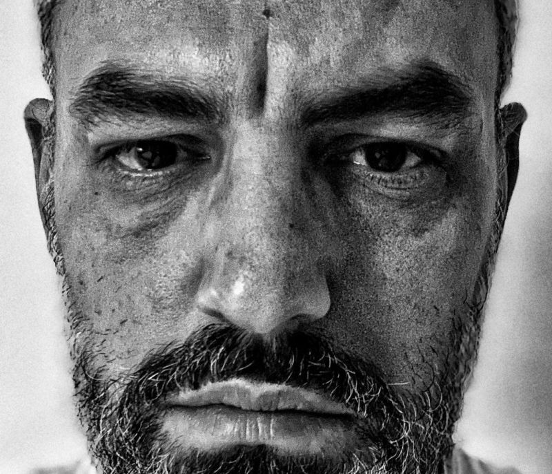Είμαστε οι μαύροι κύκλοι, τα σημάδια μας… Άφιλτρα.