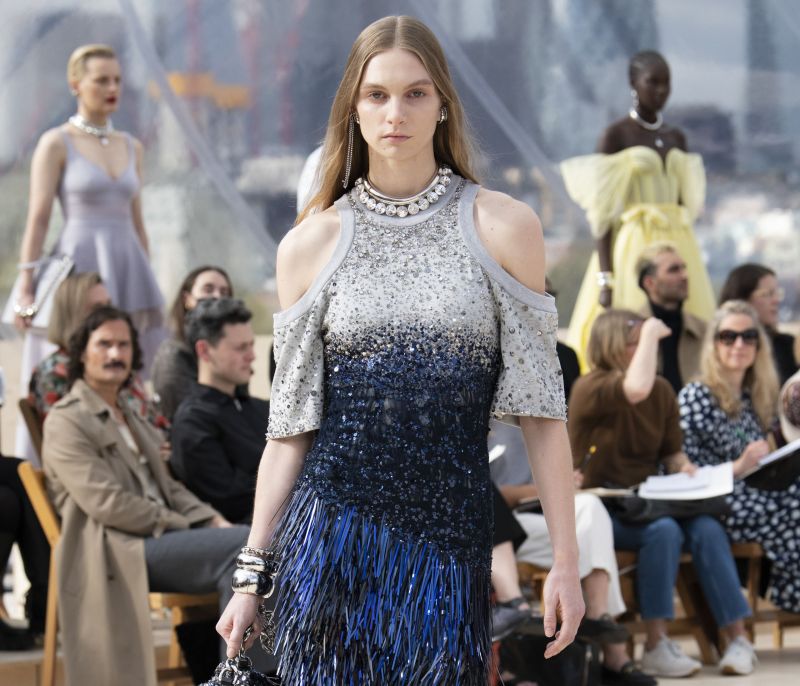 Ο Alexander McQueen επέστρεψε στο Λονδίνο με ένα εντυπωσιακό show γεμάτο dreamy σύνολα