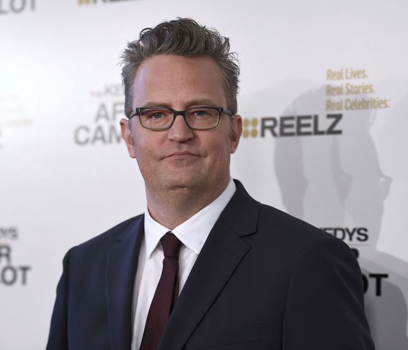 Matthew Perry: Ο «Chandler» από τα Φιλαράκια κυκλοφορεί βιβλίο! Οι καταχρήσεις ουσιών και το αλκοόλ