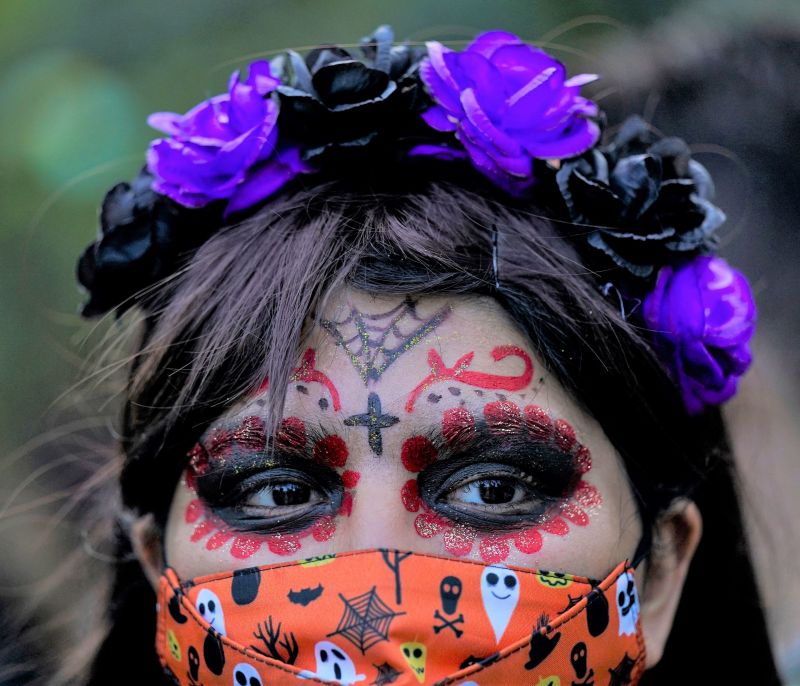 Dias de los muertos: Η μέρα των νεκρών στο Μεξικό ήχησε με τα μηνύματα των γυναικών ενάντια στη βια