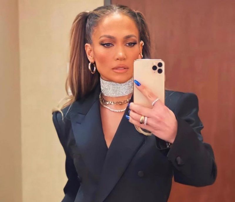 Blue love! Η Jennifer Lopez με glam μπλε μανικιούρ που θα ζηλέψεις