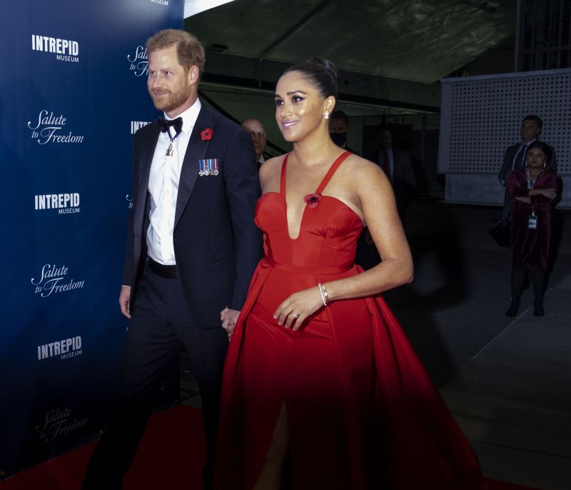 Meghan Markle you rock! Η royal εμφάνιση στο Freedom Gala με εκθαμβωτικό Carolina Herrera φόρεμα
