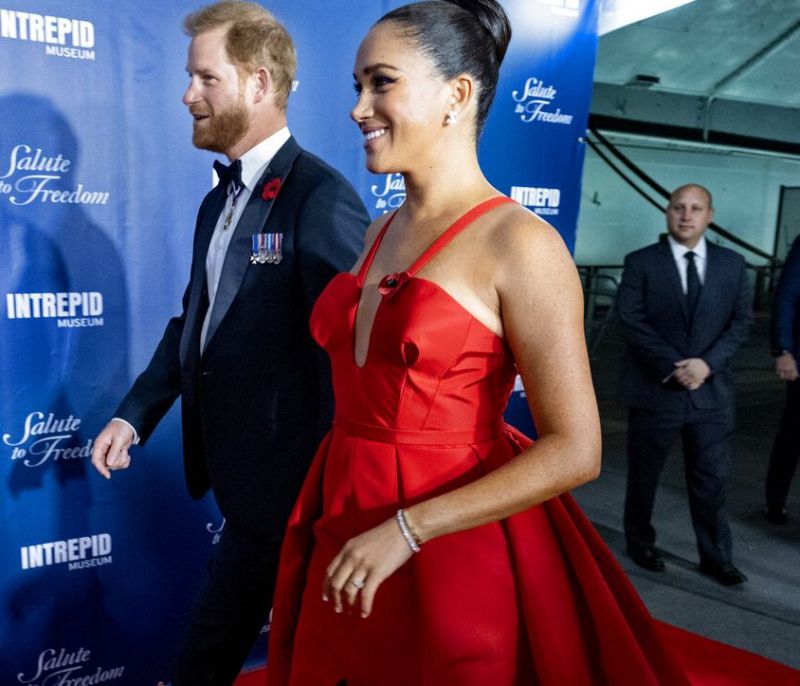 Η Meghan Markle απάντησε στους δημοσιογράφους για τον Harry: «Με κάνει περήφανη κάθε μέρα»