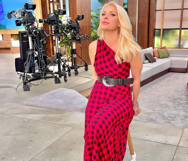Η Ελένη Μενεγάκη με καρό φόρεμα και μπότες! Get the look με tips και οδηγό αγοράς