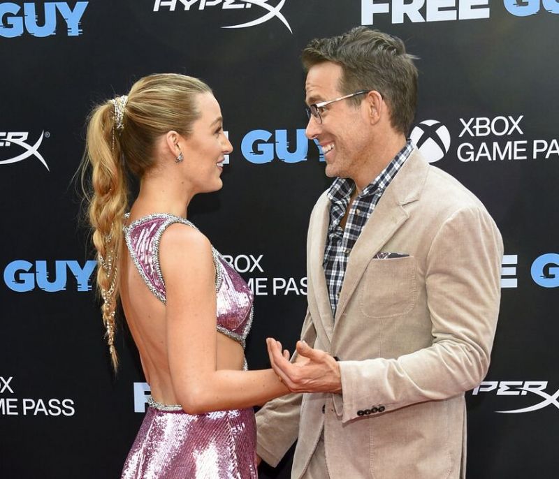 Ο Ryan Reynolds αποκαλύπτει πώς πηγαίνει η... ερωτική του ζωή με τη Blake Lively