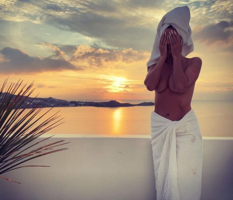 Heidi Klum: Η topless πόζα ξημερώματα στη Μύκονο θα σε βγάλει από τη μουντή διάθεσή σου