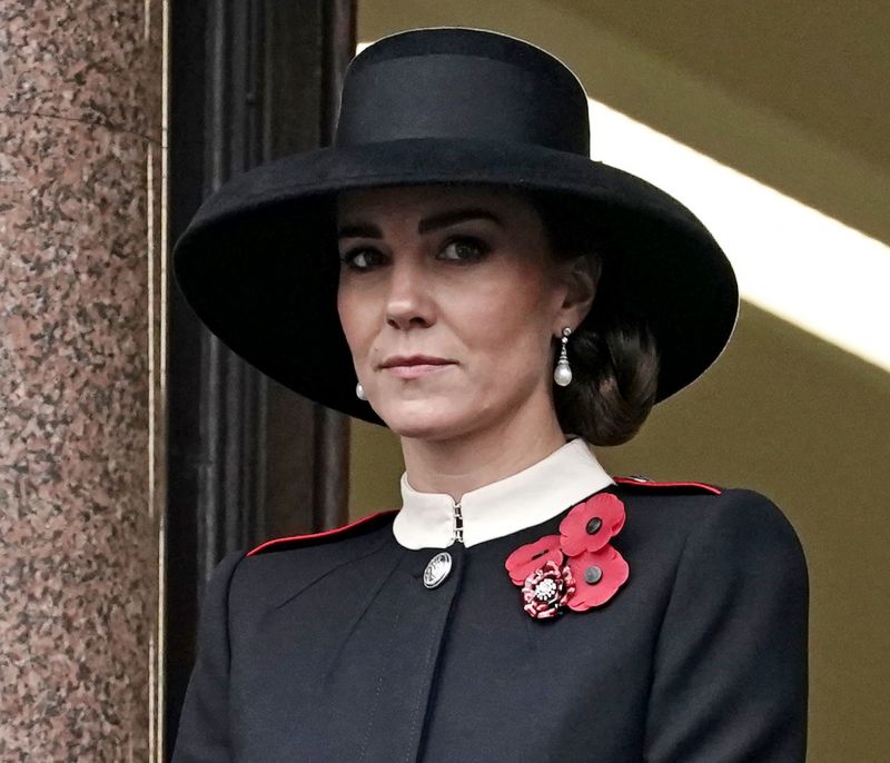Queen of recycling! Η Kate Middleton ξαναφόρεσε αυτό το statement παλτό στην Ημέρας Μνήμης