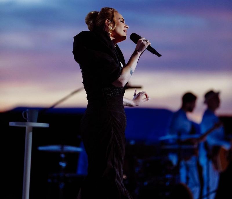 Η Adele τραγούδησε live μπροστά στον γιό της και ξέσπασε σε δάκρυα