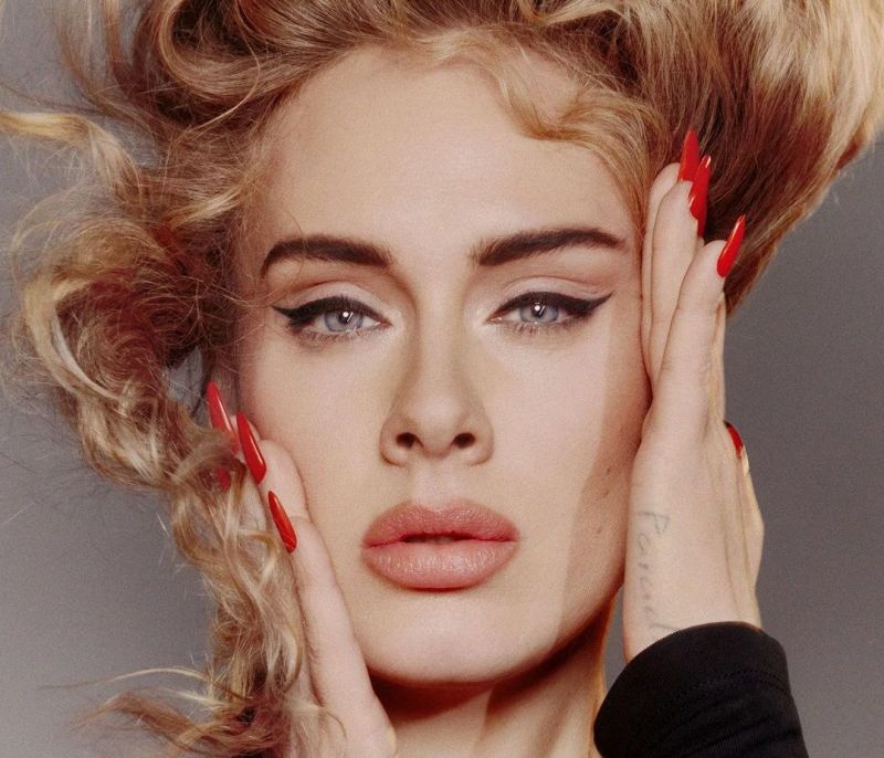Η Adele αποκαλύπτει πώς η απώλεια κιλών μείωσε τους πόνους στη μέση της και καταπολέμησε το άγχος