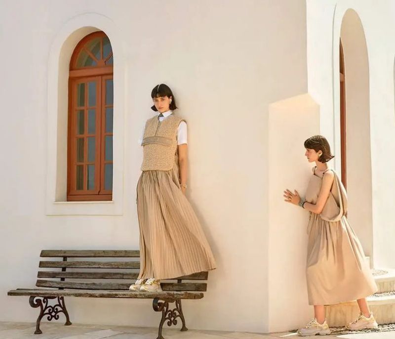 Η συλλογή «Dior Cruise 2022» υμνεί τη θηλυκότητα μέσα στο ειδυλλιακό τοπίο της Μήλου