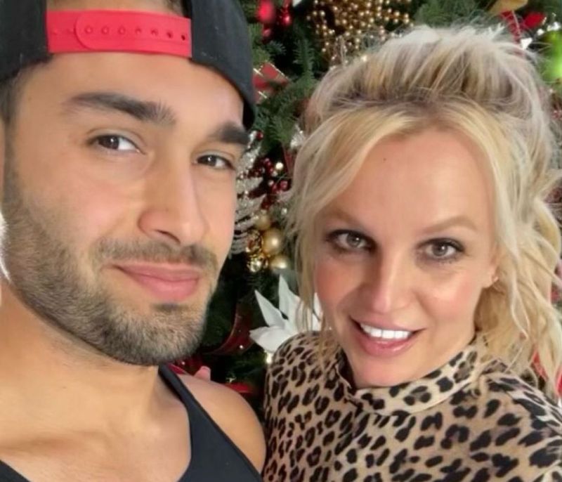 Η Britney Spears επιτέλους κάνει Χριστούγεννα! Ντύνεται, στολίζεται και φιλιέται κάτω από το δέντρο
