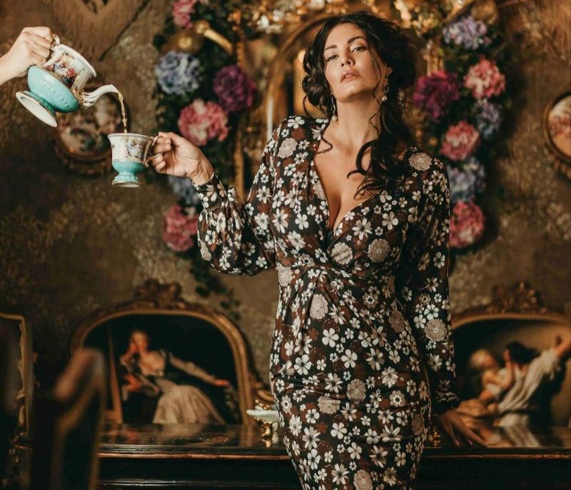 Η Μαρία Κορινθίου αποδεικνύει ότι το floral φόρεμα είναι πάντα επίκαιρο
