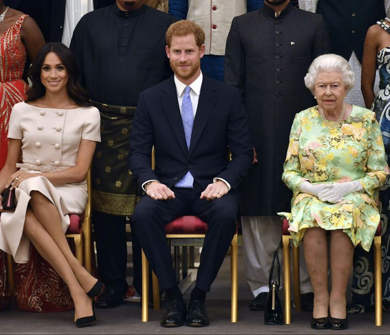 Βασίλισσα Ελισάβετ - Kate Middleton: Πώς σπάνε τα νεύρα της Meghan Markle χιλιόμετρα μακριά