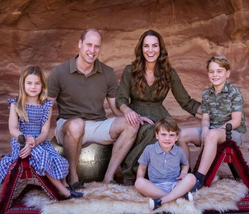 Kate Middleton: Tο φόρεμα που έβαλε στη χριστουγεννιάτικη φωτογραφία είναι ο ορισμός του safari chic