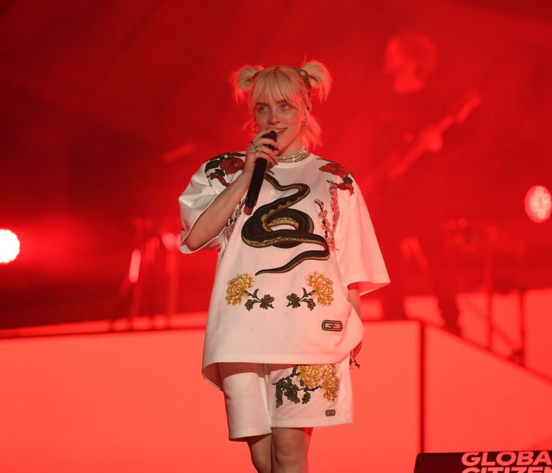 Billie Eilish: «Βλέπω πορνό από όταν ήμουν 11. Μου κατέστρεψε τον εγκέφαλο»