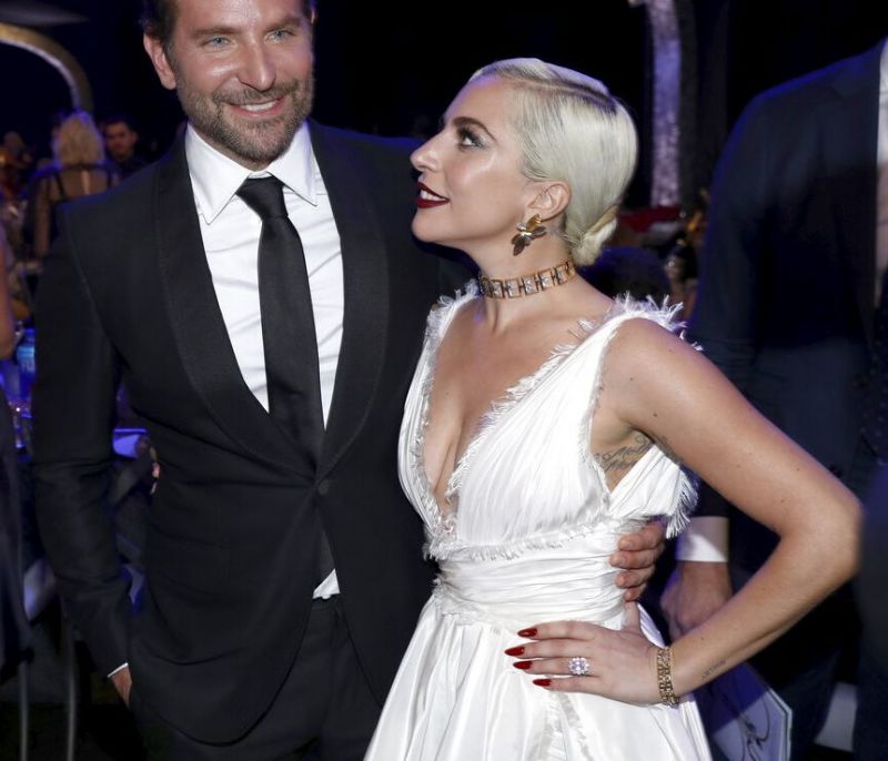 Η Lady Gaga ακόμα συμβουλεύεται τον Bradley Cooper