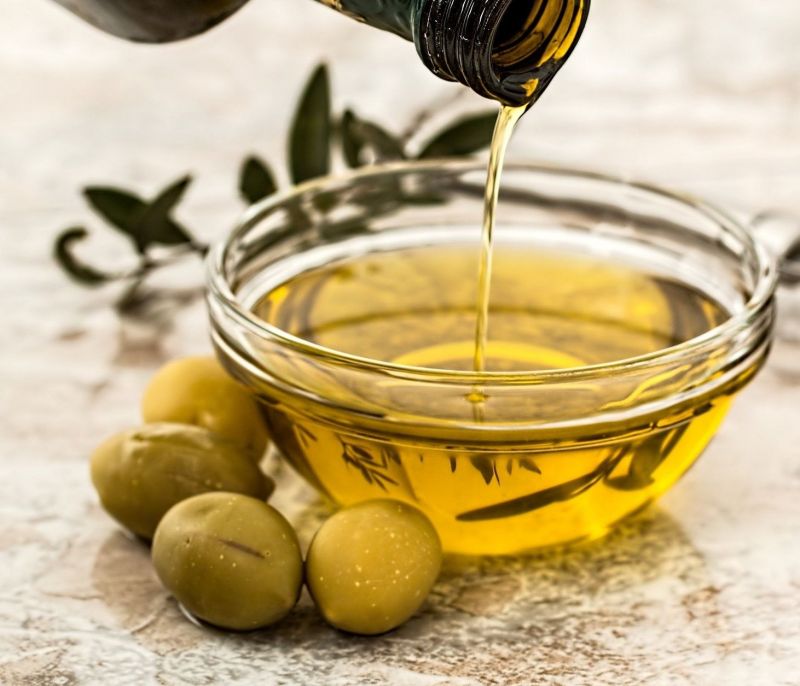 Όλοι οι πιθανοί τρόποι με τους οποίους μπορεί ένα ελαιόλαδο να… απογειώσει τη μαγείρισσα μέσα σου!