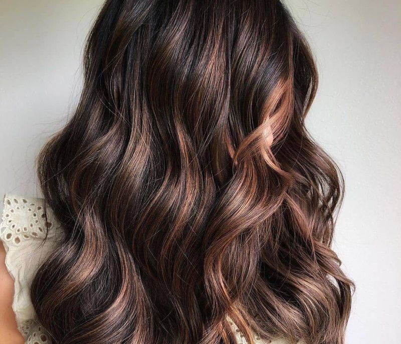Hair color trend alert! Το σοκολατί χρώμα μαλλιών επιστρέφει δυναμικά το 2022