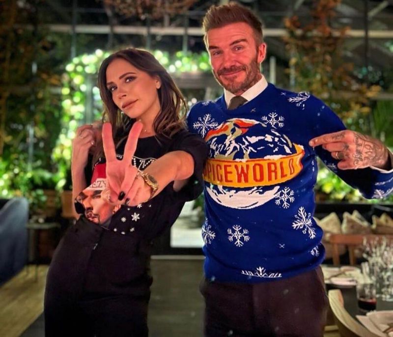 Victoria - David Beckham: Φόρεσαν τα πιο χαριτωμένα Χριστουγεννιάτικα πουλόβερ (+8 για σένα)