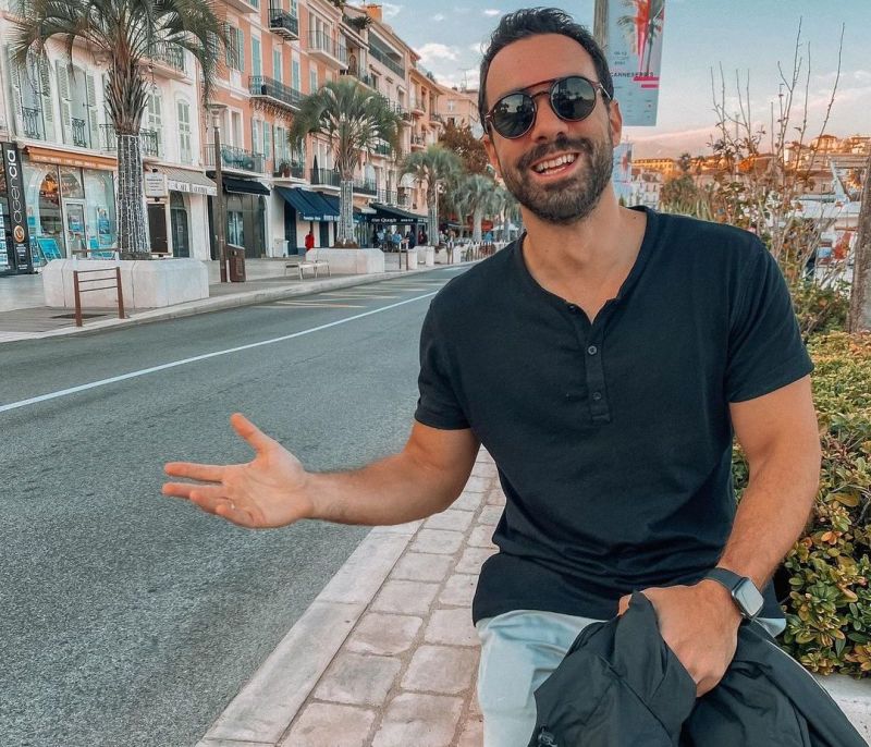 Ο Σάκης Τανιμανίδης «λιώνει» για τις δίδυμες κόρες του- Το viral video στο TikTok