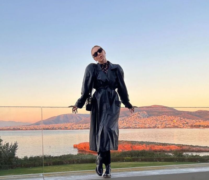 Καμπαρντίνα και ankle boots! Η Τάμτα με super elegant και δυναμικό outfit