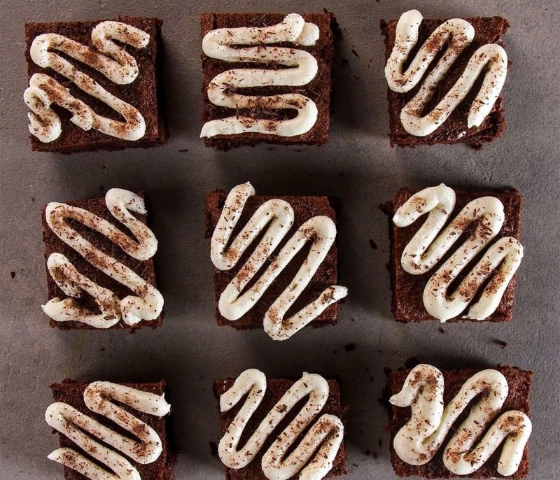 Άκης Πετρετζίκης: Brownies με φουντούκι χωρίς γλουτένη