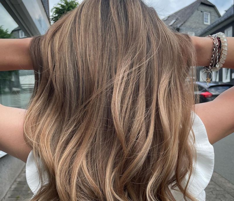 To milk tea hair color trend είναι super hot το 2022 – Έγινε ήδη viral στο Instagram