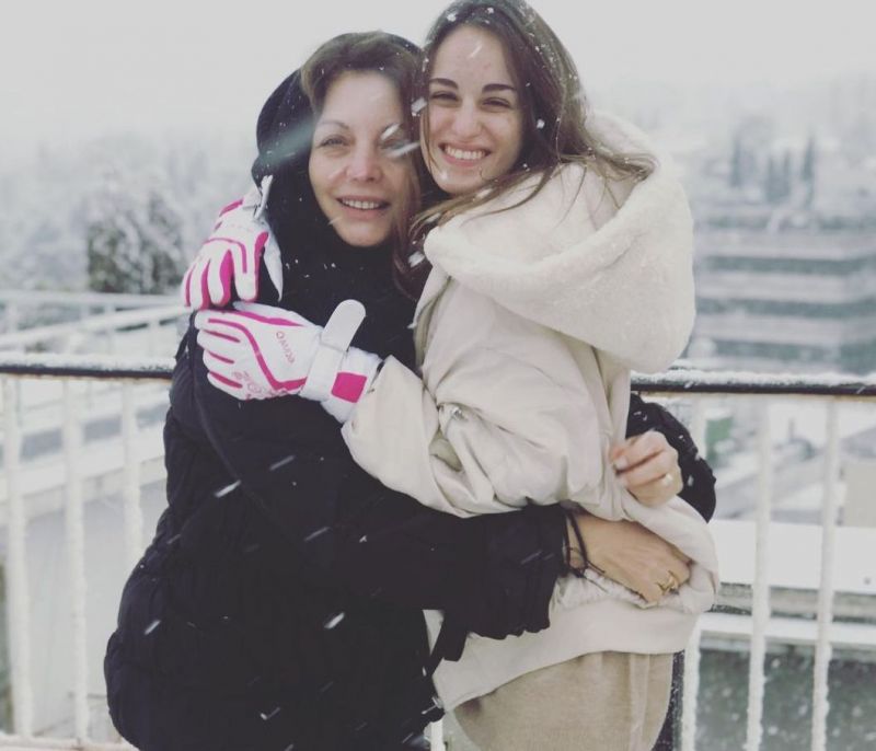 Το μήνυμα της make up free Άντζελας Γκερέκου στο χιόνι: Η αγκαλιά με την κόρη της Μαρία Βοσκοπούλου