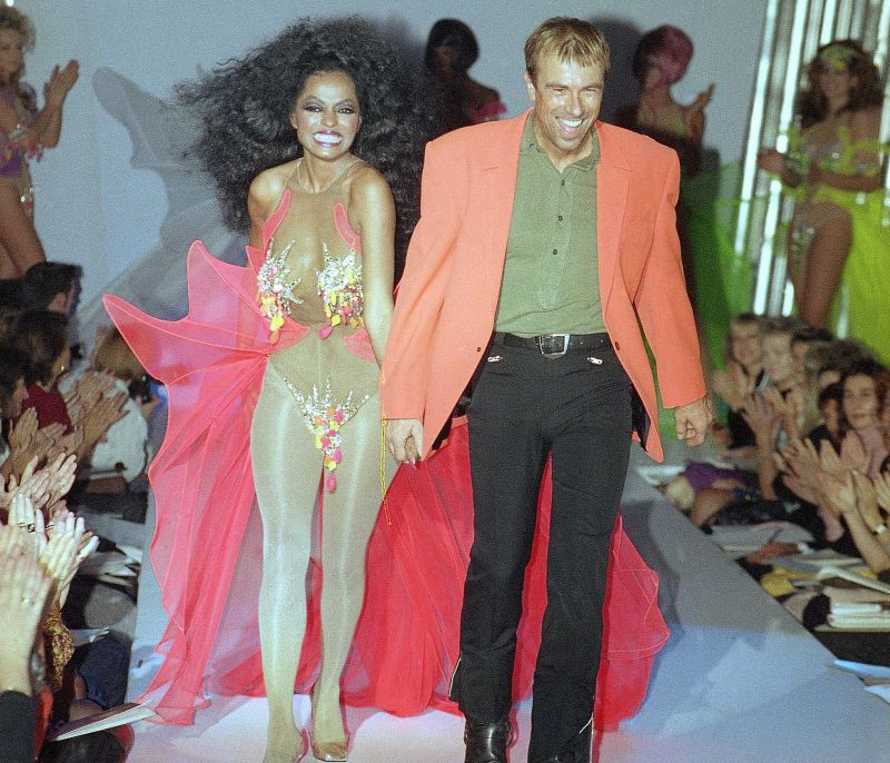 Thierry Mugler: Οι πιο iconic δημιουργίες του σχεδιαστή που άφησε το στίγμα του στη μόδα των '80s