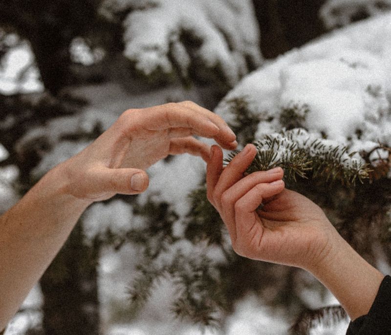 3 tips για να ανακουφίσεις τα σκασμένα από το κρύο χέρια σου
