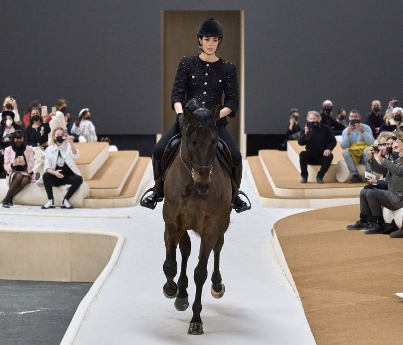 Chanel SS22 η νέα εποχή: Η Charlotte Casiraghi άνοιξε την πασαρέλα του οίκου πάνω σε ένα άλογο