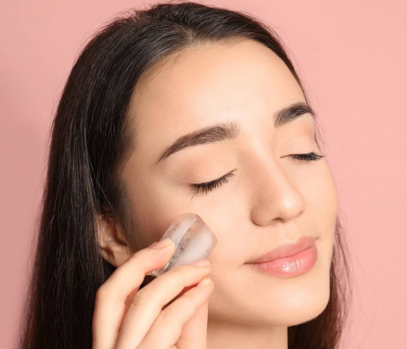 Face icing: Τα οφέλη του να παγώνεις την επιδερμίδα σου και tips για να το κάνεις με ασφάλεια