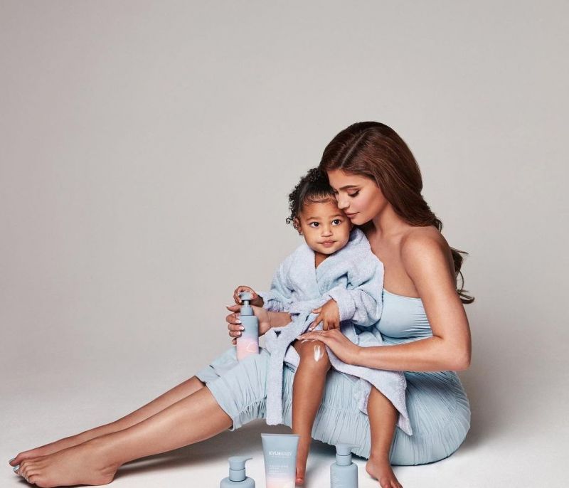 Η Kylie Jenner έγινε μαμά για δεύτερη φορά: Η τρυφερή φωτογραφία με τη Stormi και τον γιο της
